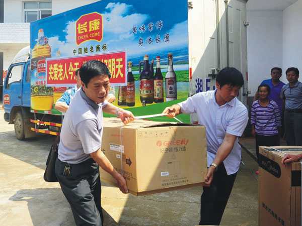 公司把一批價(jià)值兩萬余元的空調(diào)、電視、熱水器等物資捐贈(zèng)給敬老院的老人們